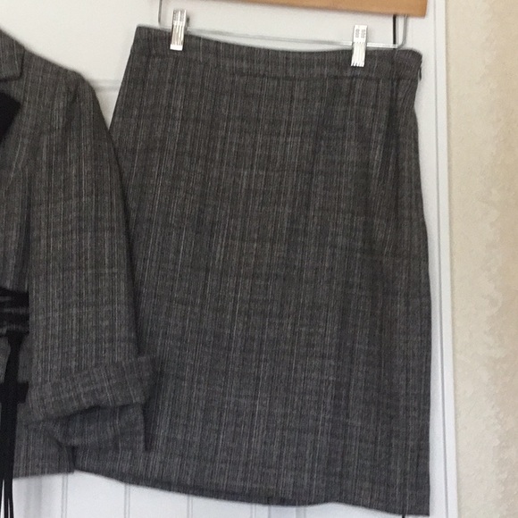 Beautiful two piece skirt suit - Picture 3 of 5